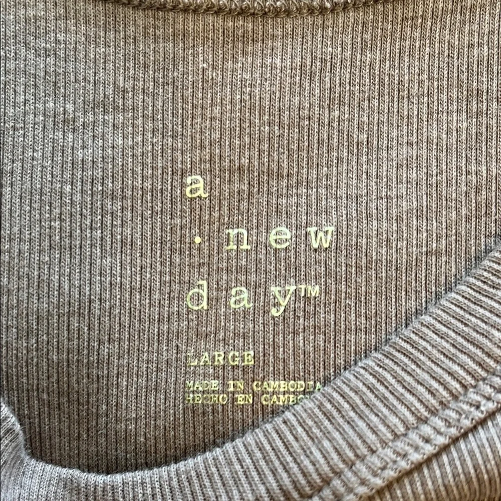 Lot of a new day layering tanks - Picture 6 of 15